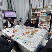 אנשים יושבים סביב שולחן