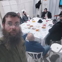 משתתפים סביב שולחן