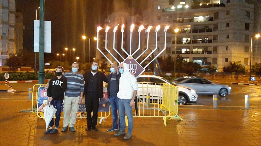 חנוכייה מוארת ברחוב
